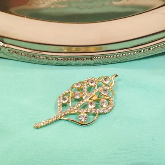 Elegant Crystal Leaf Brooch Botanical Gold Tone Clear White Stones - Picture 5 of 7